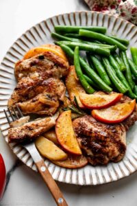 Roasted chicken with apples and green beans.